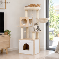 Arbre à chat en bois multi-niveaux avec hamac et niche, dans une maison française