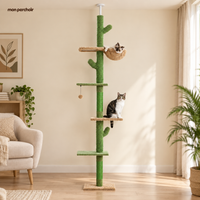 Arbre à chat cactus 5 niveaux, sol-plafond, en situation dans un salon