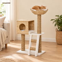 Arbre à chat compact 100 cm avec niche et couchage, en situation dans un salon