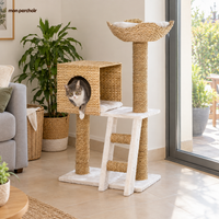 Arbre à chat compact 100 cm avec niche et couchage, dans une maison française