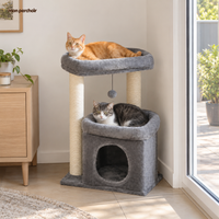Arbre à chat compact 60 cm avec niche privative, dans une maison française