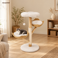 Arbre à chat design 110 cm en bois massif, en situation dans un salon