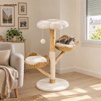 Arbre à chat design 110 cm en bois massif, dans un appartement français