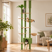 Arbre à chat sol-plafond 252 cm avec hamac et corbeille, en situation dans un salon