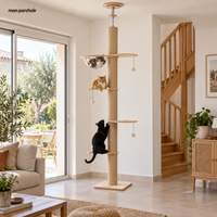 Arbre à chat sol-plafond en bois, hauteur réglable, dans une maison française