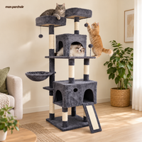 Arbre à chat XXL avec niche, jouet et poteaux sisal, en situation dans un salon