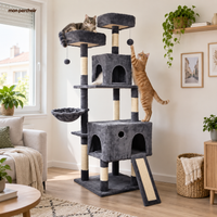 Arbre à chat XXL avec niche, jouet et poteaux sisal, dans un appartement français