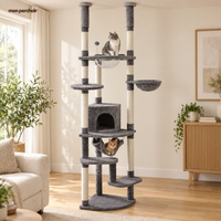 Arbre à chat XXL sol-plafond avec hamac et niche cosy, en situation dans un salon