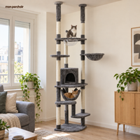 Arbre à chat XXL sol-plafond avec hamac et niche cosy, dans un appartement français