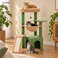 Petit arbre à chat avec grande niche et griffoirs, en situation dans un salon