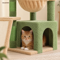 Petit arbre à chat avec grande niche et griffoirs, la niche fermée