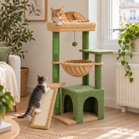 Petit arbre à chat avec grande niche et griffoirs, dans un appartement français
